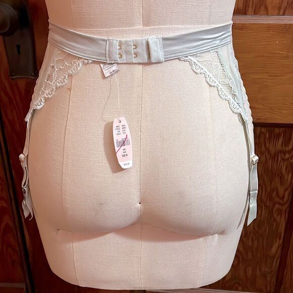Victoria’s Secret Silver Aqua Lace and Satin Garter Belt Sz XS/S - Picture 3 of 3